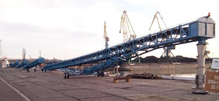 Mobile belt conveyor system at port